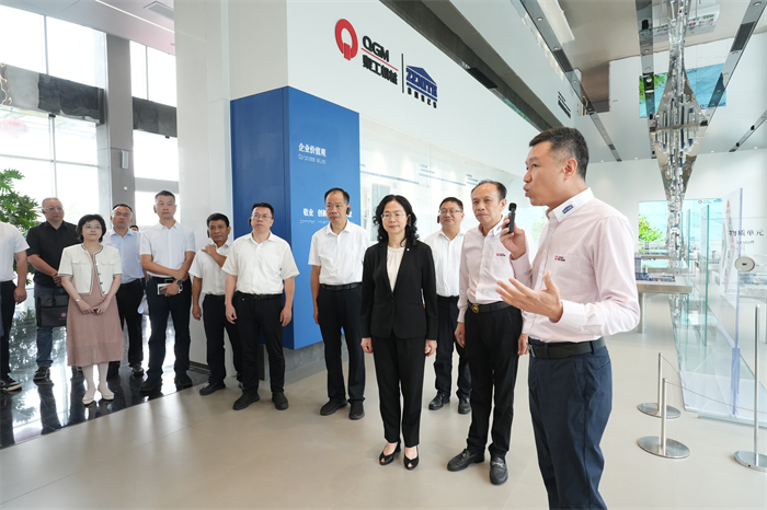 Nestleder guvernør Jiang Erxiong ledet et team for å undersøke Quangong Machinery Co., Ltd for å hjelpe Quanzhou med å bygge en smart produksjonsby