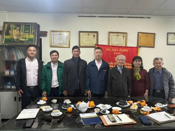 Fu Guohua, visedirektør for Quangong Machinery Co., Ltd., ledet en delegasjon for å besøke Vietnam Building Materials Association for å fremme utveksling og samarbeid mellom den kinesiske og vietnamesiske byggematerialindustrien.