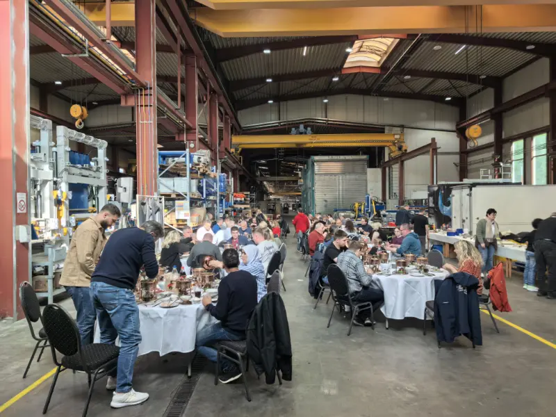 Aromaen av kinesisk hot pot når Tyskland! Quangong Machinery Co., Ltd. datterselskap Zenit feirer prosjektsuksess.